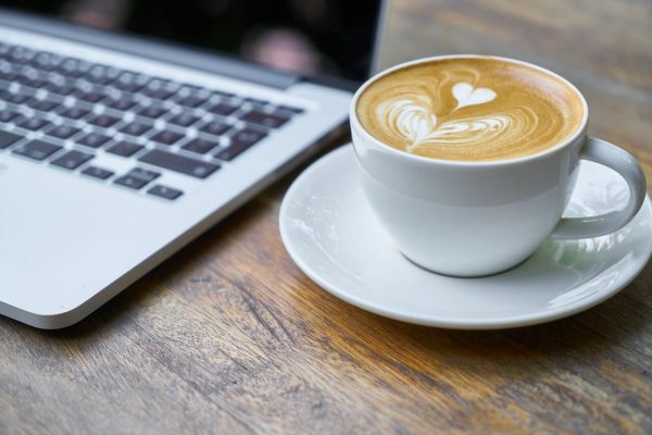 Dlaczego w pracy wypijamy więcej kawy niż w domu?