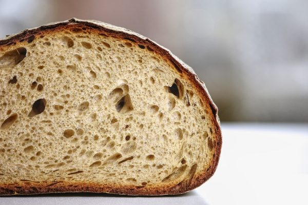 Samodzielny wypiek chleba – w czym upiec pyszny, chrupiący bochenek?