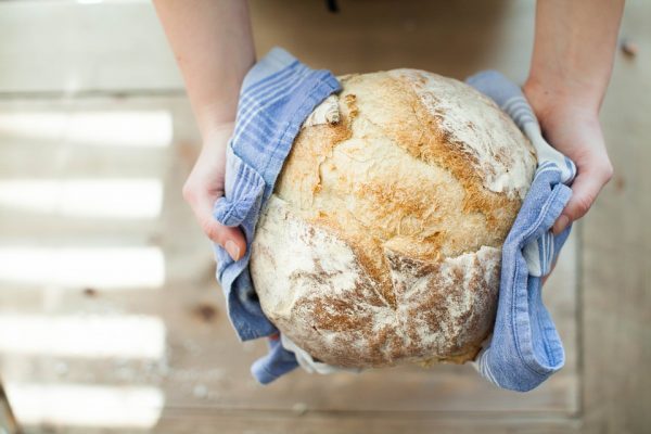 Blacha, silikon, czy forma ceramiczna – które najlepiej sprawdzą się podczas pieczenie chleba?